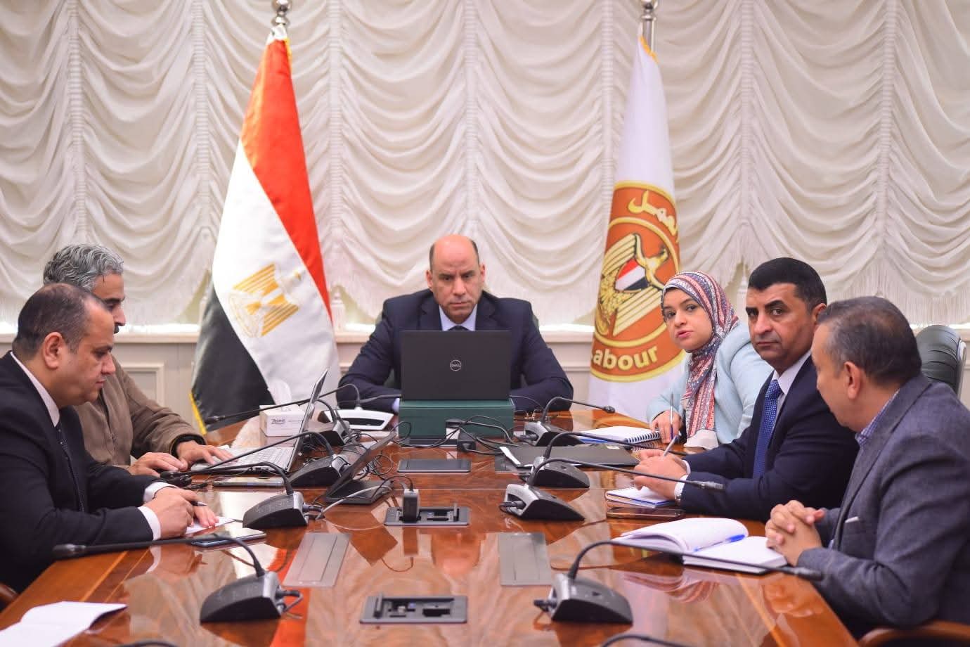 وزير العمل يتابع أحوال العاملين المصريين فى الخارج 