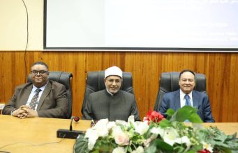 رئيس جامعة الأزهر: قوة المؤسسات التعليمية تقاس بإنتاج المعرفة وأكرم عطاء للإنسان هو عطاء العلم 13 almomken.com b9ddcde8