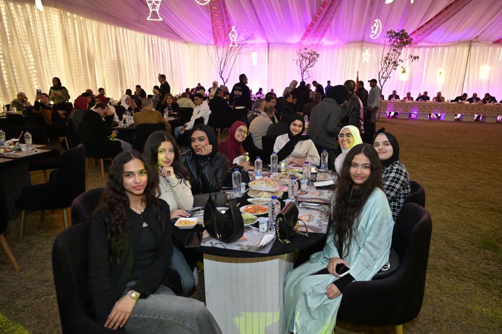 الطلاب يعربون عن سعادتهم بلقاء رئيس الجامعة 