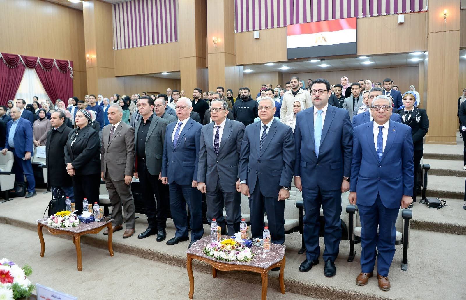 دعم البحوث التطبيقية التي تربط بين التحليل القانوني والبعد الاقتصادي