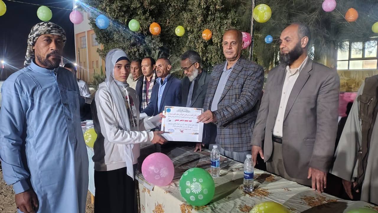 وصفي حسن مدير عام إدارة الفرافره يكرم الفائزين 