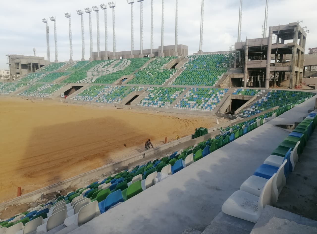 ملعبًا رئيسيًا قانونيًا بنظام النجيل الهجين