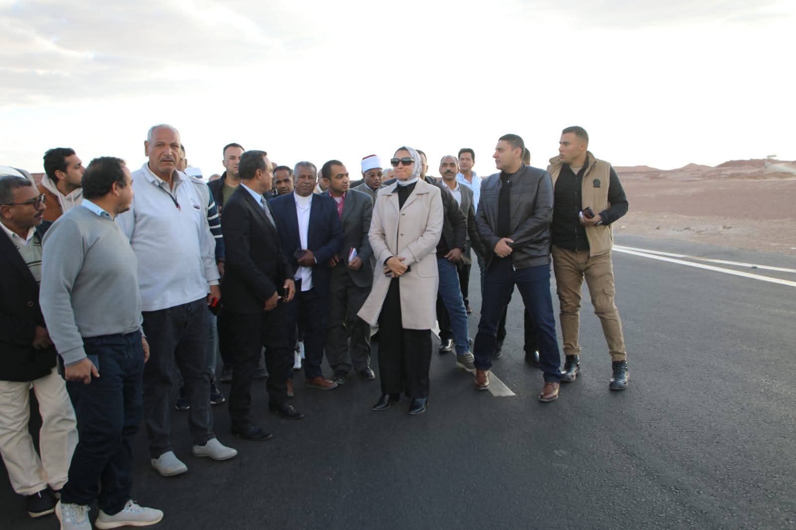 محافظ الوادي الجديد تتفقد أعمال طريقي الخارجة / الداخلة و الخلفاء بمركز بلاط 