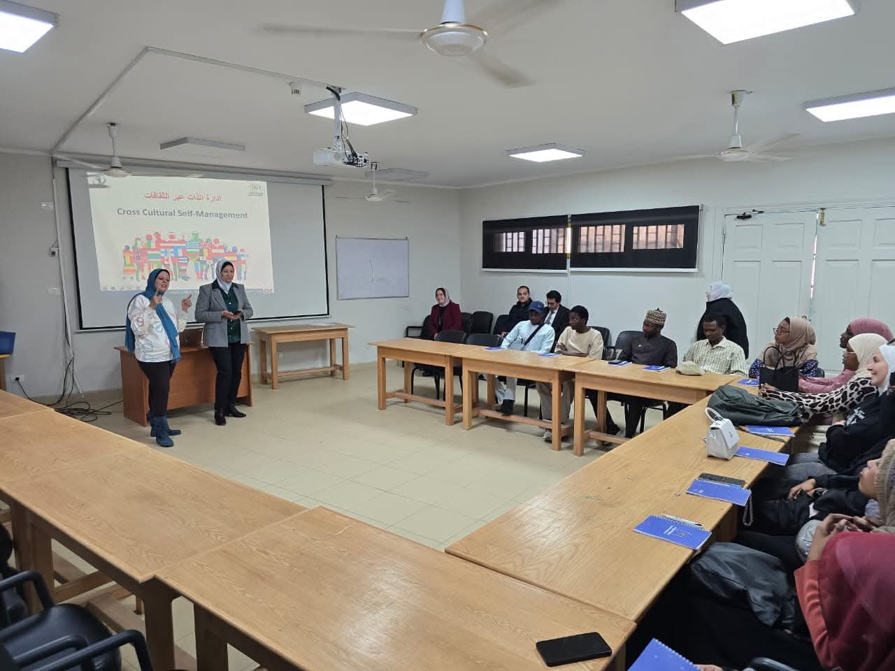 العاصمة تنظم دورة “إدارة الذات والتواصل عبر الثقافات