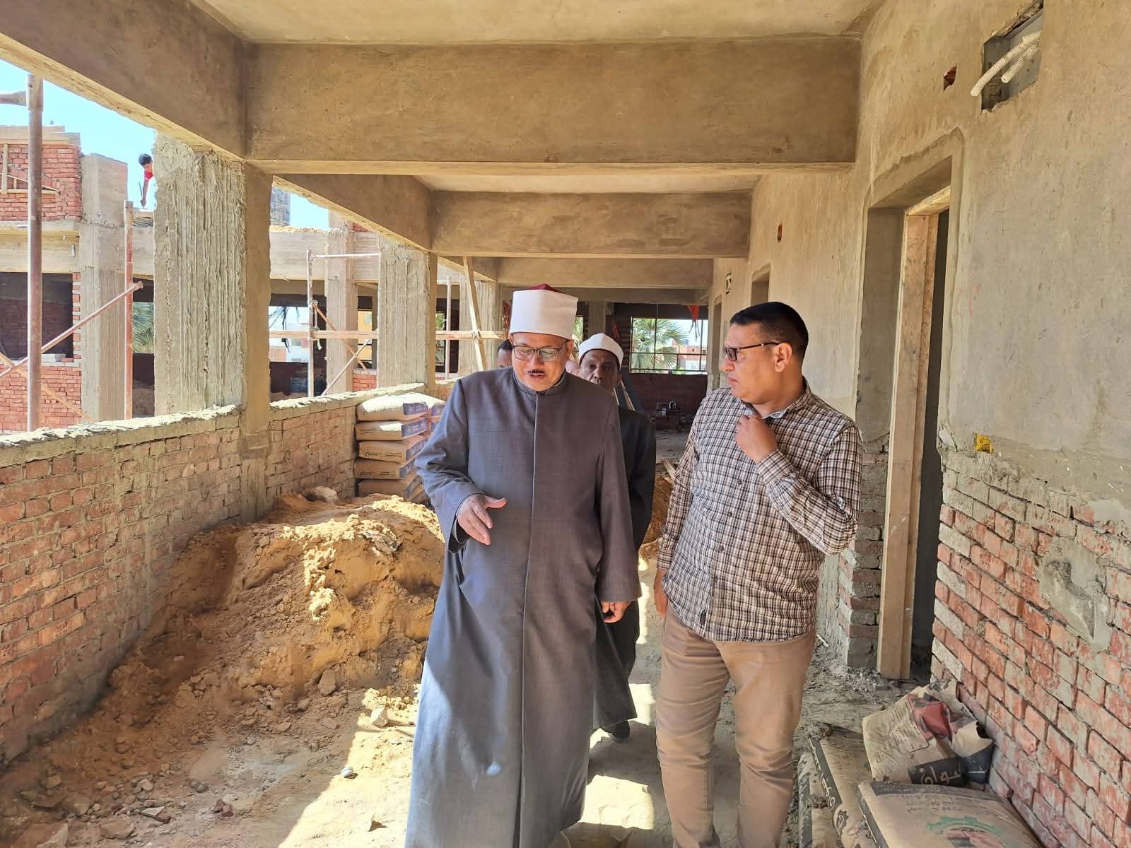 رئيس منطقة الوادي الازهرية يتابع عملية إنشاء جناح بمعهد ناصر