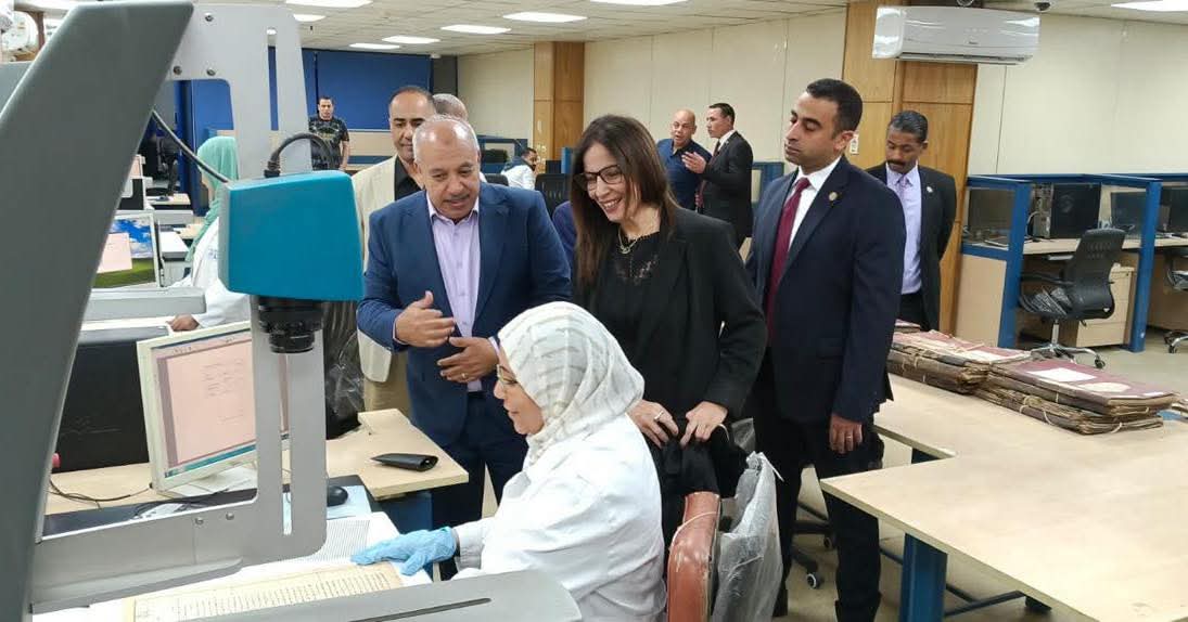 حوار علمى بين وزيرة الثقافة  والعاملين بدار الكتب والوثائق حول حفظ الوثائق وإتاحتها للأجيال المقبلة