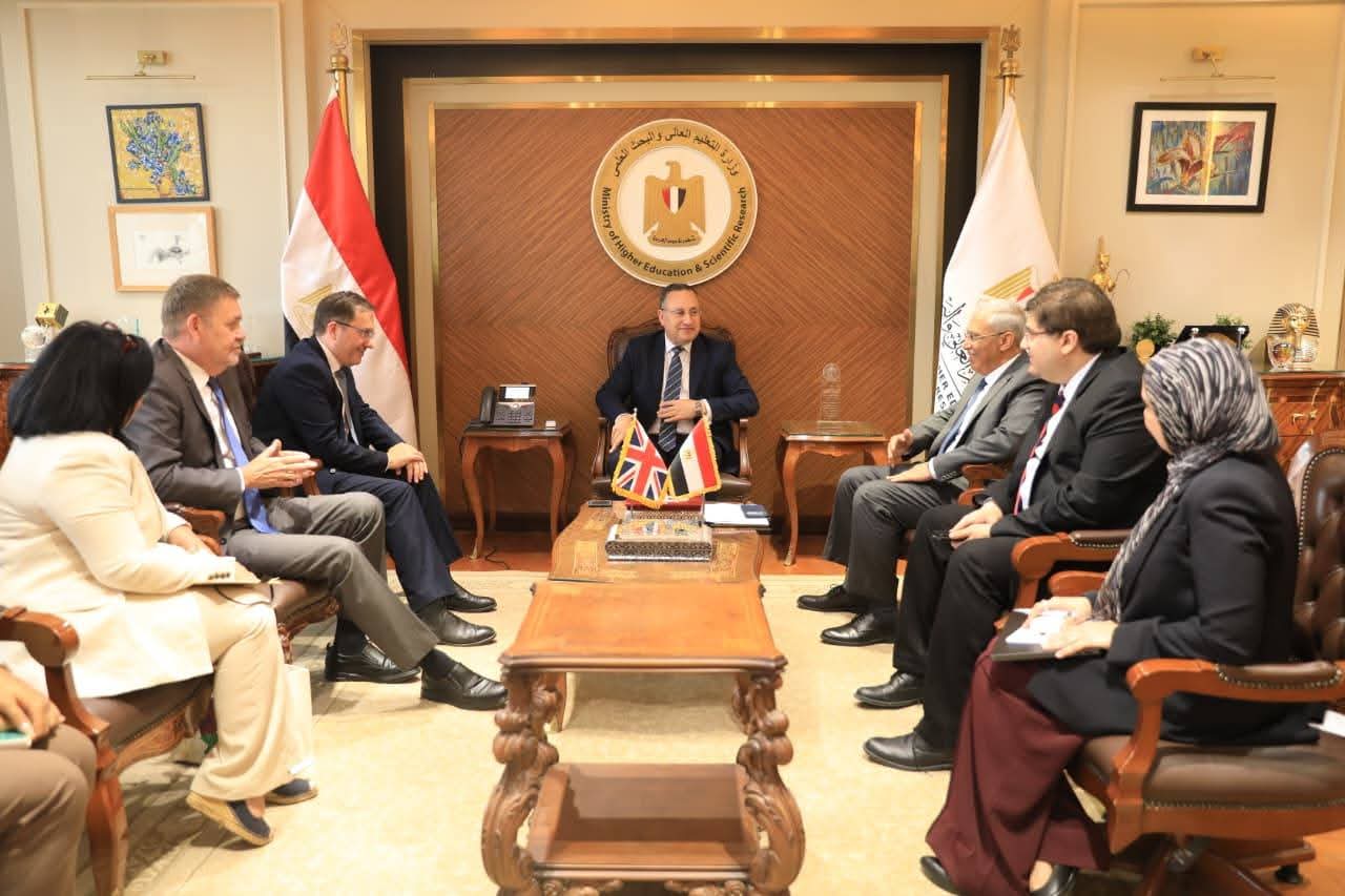 وزير التعليم العالي يبحث مع السفير البريطاني سبل تعزيز التعاون المشترك بين البلدين