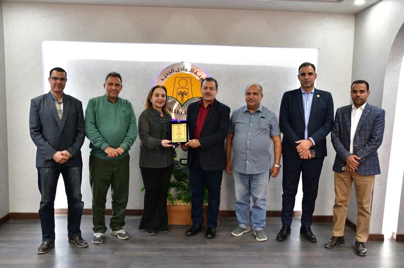 رئيس  جامعة الوادى الجديد  يستقبل وفد الرحلة العلمية لقسم الجغرافيا بجامعة العاصمة