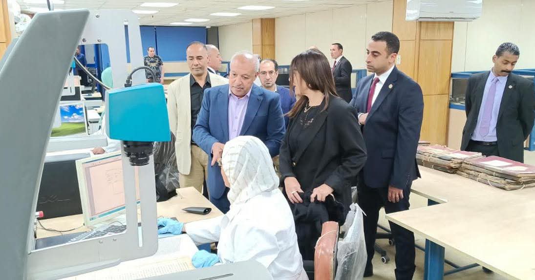 حوار علمى بين وزيرة الثقافة  والعاملين بدار الكتب والوثائق حول حفظ الوثائق وإتاحتها للأجيال المقبلة