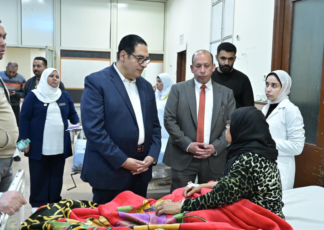 جولة لرئيس جامعة القاهرة للاطمئنان على حالة مرضى مستشفى الاستقبال والطوارئ 5 حوار بين رئيس الجامعة مع عدد من المرضى