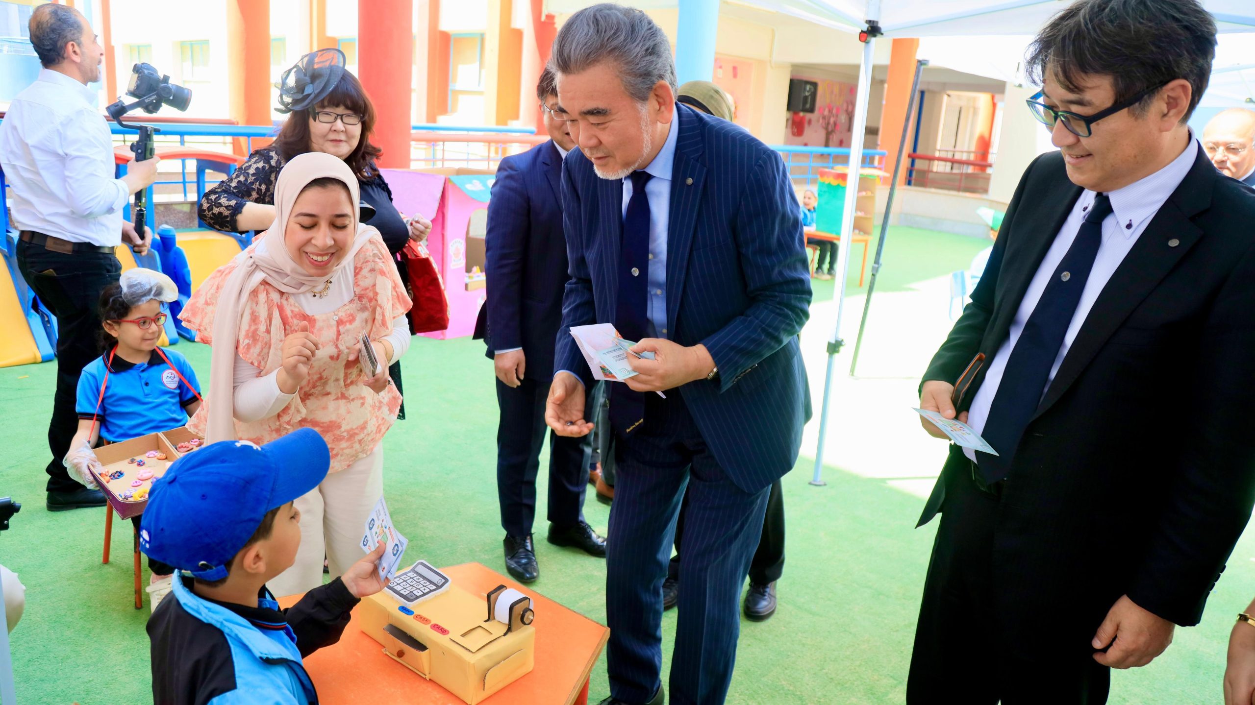 تفقد عددًا من الفصول الدراسية والأنشطة المختلفة داخل المدرسة