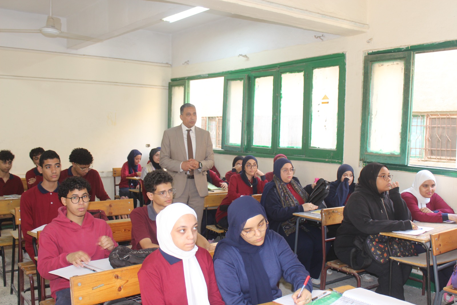 ​مدير  "تعليم الجيزة" يتفقد مدارس الدقي والعجوزة ويوجه بتفعيل القانون مع الطلاب المتجاوزين لنسب الغياب