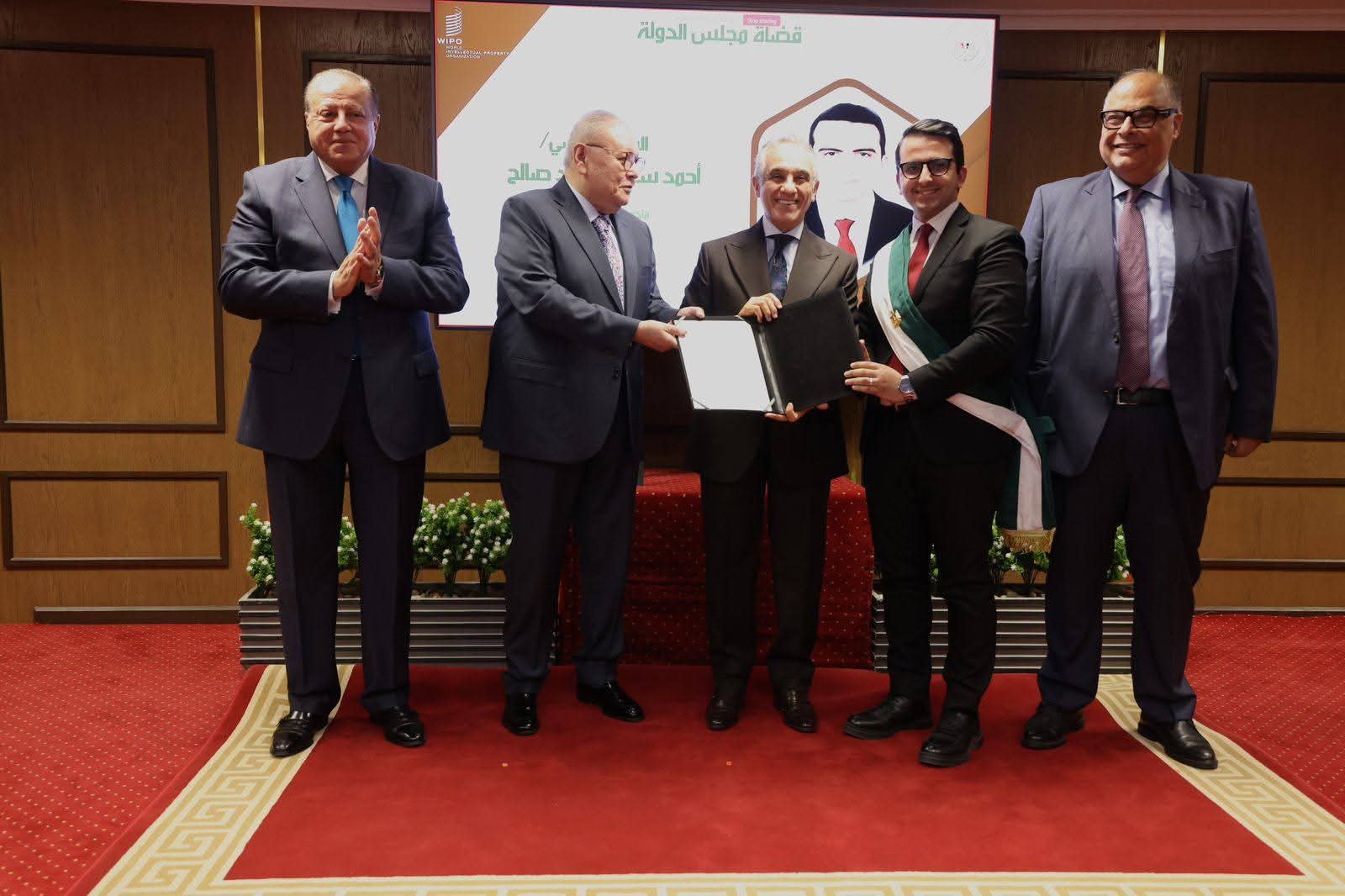 تطوير البنية القانونية ذات الصلة، بما يُمكّن القاضي من أدواته