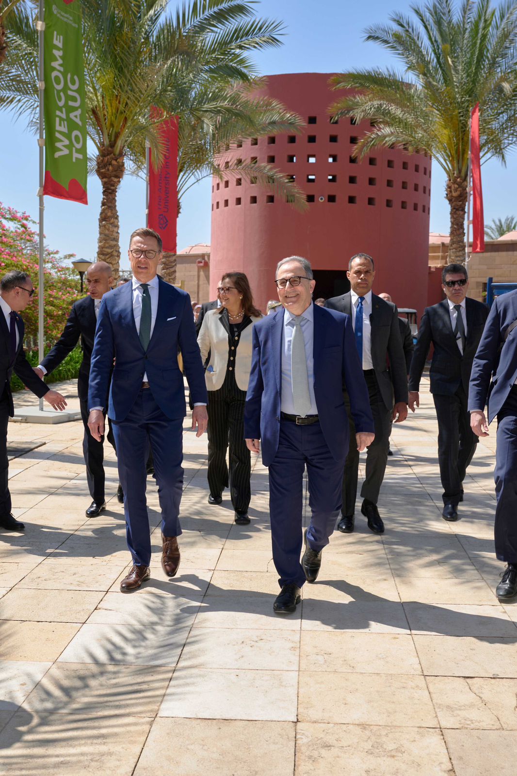 رئيس الجامعة الأمريكية بالقاهرة يرحب بالرئيس