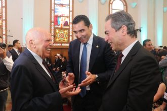 نقيب المعلمين يشارك في قداس الكنيسة الإنجيلية احتفالا بعيد القيامة المجيد ويؤكد على قيم الوحدة الوطنية 18 almomken.com 9643b71e