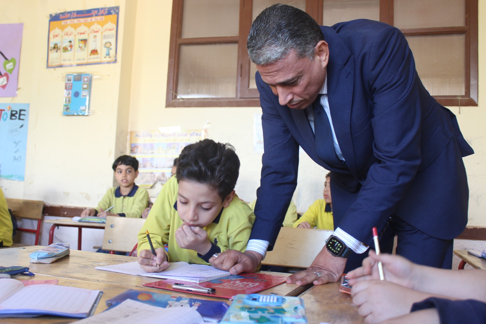 مدير " تعليم الجيزة" يتفقد مدارس "الهرم" ويؤكد: لا تهاون في الانضباط و تفعيل الأنشطة