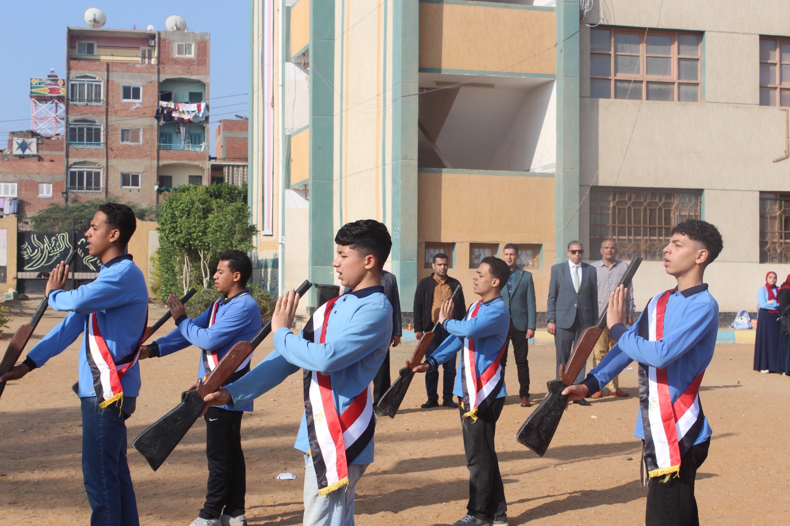 عطية يقود جولة تفقدية موسعة فى ثلاث إدارات تعليمية  ويُرسّخ الانضباط ويكافئ المتميزين