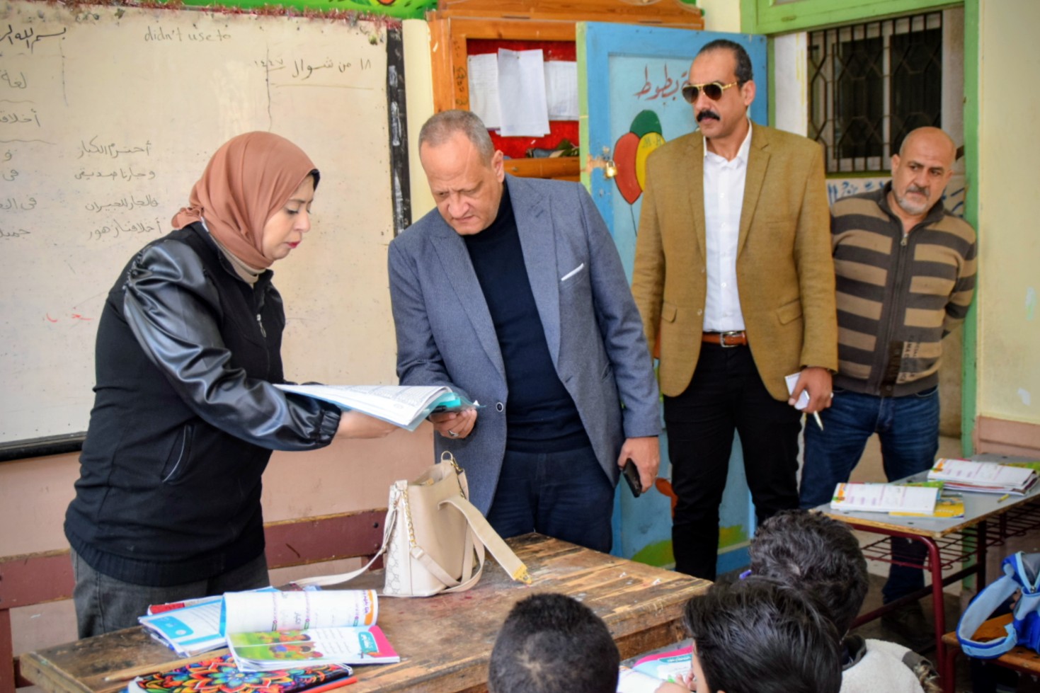 بدوي يتابع توظيف نتائج التقييمات بمدرسة عثمان بن عفان الابتدائية ببور سعيد 2 بدوي يتابع توظيف نتائج التقييمات بمدرسة عثمان بن عفان الابتدائية ببور سعيد