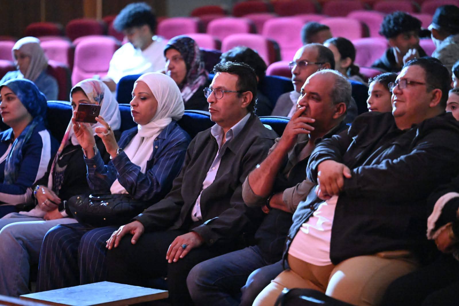 قيادات قصور الثقافة يشاهدون العروض