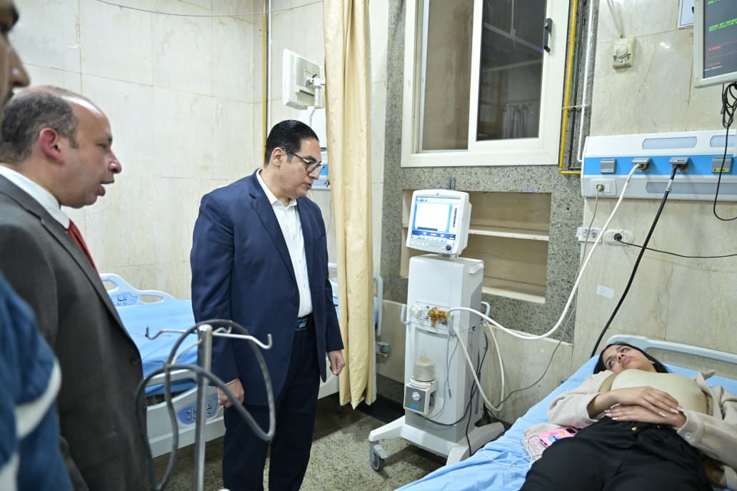 جولة لرئيس جامعة القاهرة للاطمئنان على حالة مرضى مستشفى الاستقبال والطوارئ 3 جولة لرئيس جامعة القاهرة للاطمئنان على حالة مرضى مستشفى الاستقبال والطوارئ