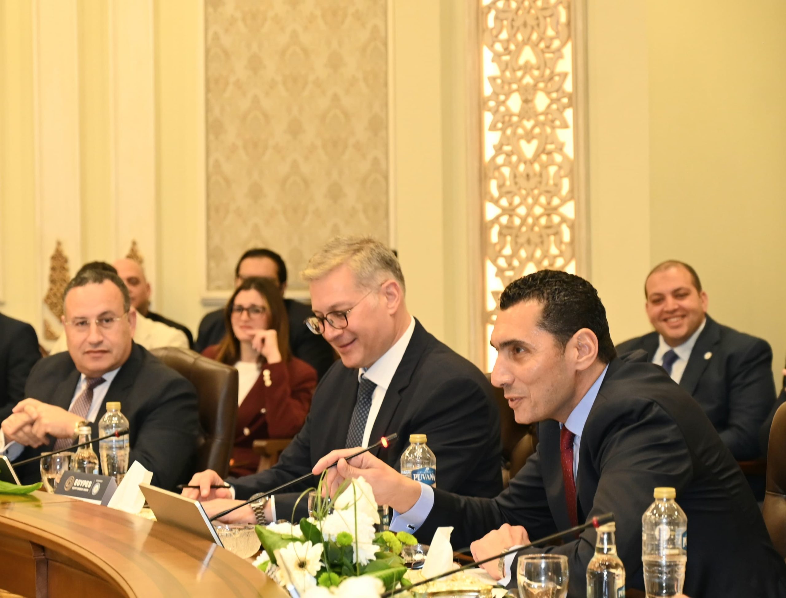 مائدة مستديرة لتمكين وتأهيل الكفاءات الشابة بقطاع الطاقة