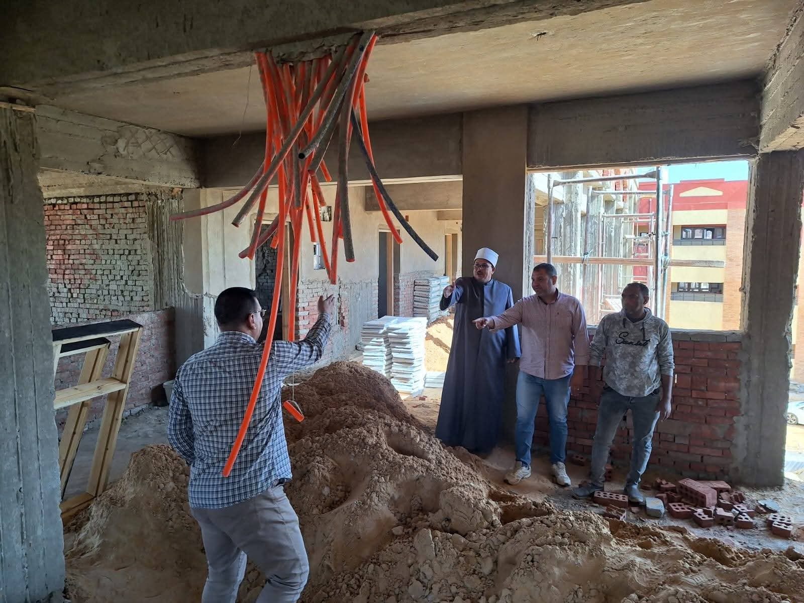 رئيس منطقة الوادي الازهرية يتابع عملية إنشاء جناح بمعهد ناصر