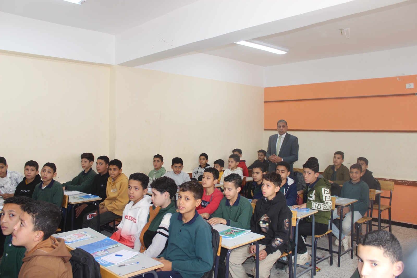 إحالة أحد المعلمين للشئون القانونية لعدم الالتزام