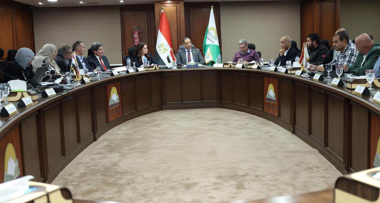 انعقاد مجلس إدارة التسويق بمحافظة الجيزة لتعظيم الموارد ومراجعة طلبات المستثمرين الخاصه بالباكيات التجارية 2 انعقاد مجلس إدارة التسويق بمحافظة الجيزة لتعظيم الموارد