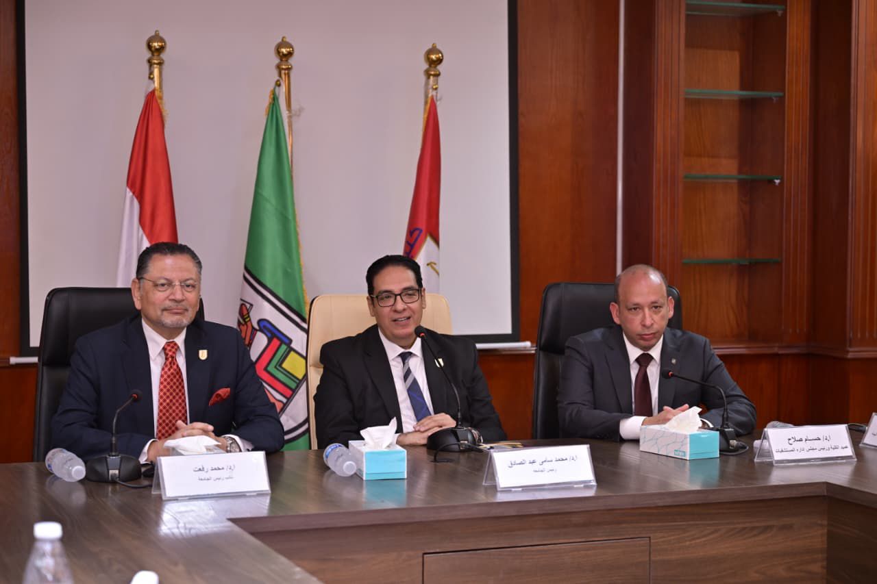 عبد الصادق يلتقى أعضاء القافلة المتجهة إلى حلايب وشلاتين