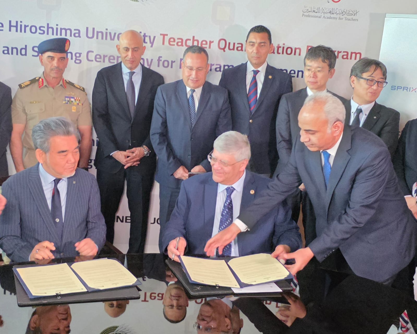 عمرو عدلي، رئيس الجامعة المصرية يوقع الاتفاق