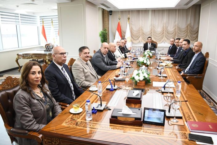 نبيل يلتقي مجلس إدارة اتحاد الكرة الطائرة لبحث الاستعدادات والمنافسات المقبلة 2 almomken.com f5982053