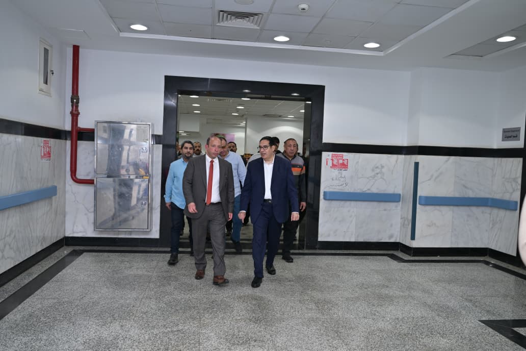 جولة لرئيس جامعة القاهرة للاطمئنان على حالة مرضى مستشفى الاستقبال والطوارئ 4 تشكيل لجنة من كلية الهندسة للوقوف على الأسباب الفنية للحريق