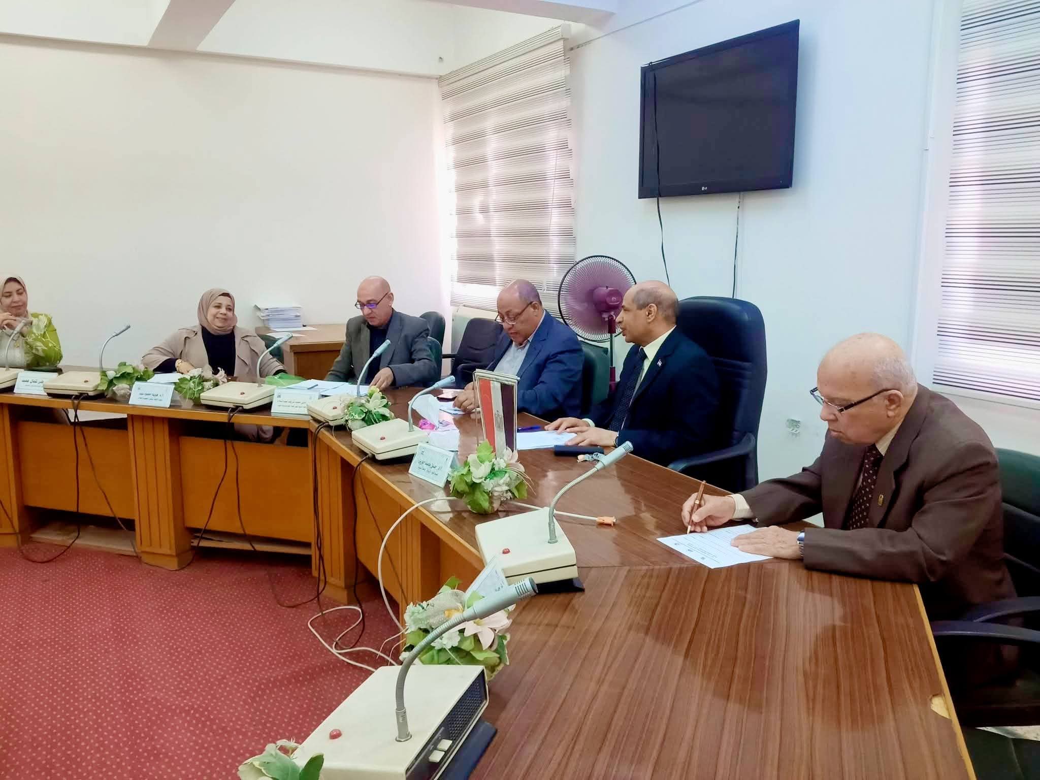 طلاب“تربية أسيوط” يمحون أمية 54 ألف مواطن