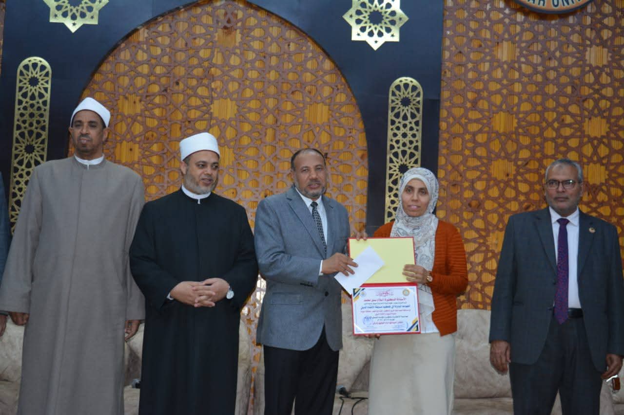 بقيمة 111 ألف جنيه.. نائب رئيس جامعة الأزهر للوجه القبلي يسلّم جوائز الفائزين في مسابقة السيرة النبوية والإنشاد الديني بأسيوط