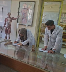 طلاب كليات القطاع الصحي بجامعة القاهرة الأهلية يؤدون الامتحانات العملية