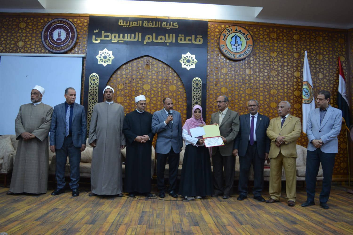 بقيمة 111 ألف جنيه.. نائب رئيس جامعة الأزهر للوجه القبلي يسلّم جوائز الفائزين في مسابقة السيرة النبوية والإنشاد الديني بأسيوط
