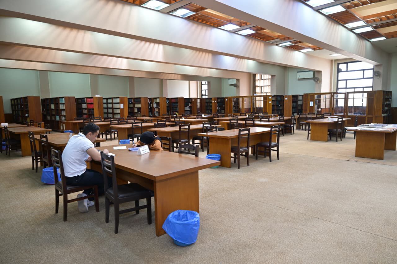 عبدالصادق  يتفقد مكتبة الكلية