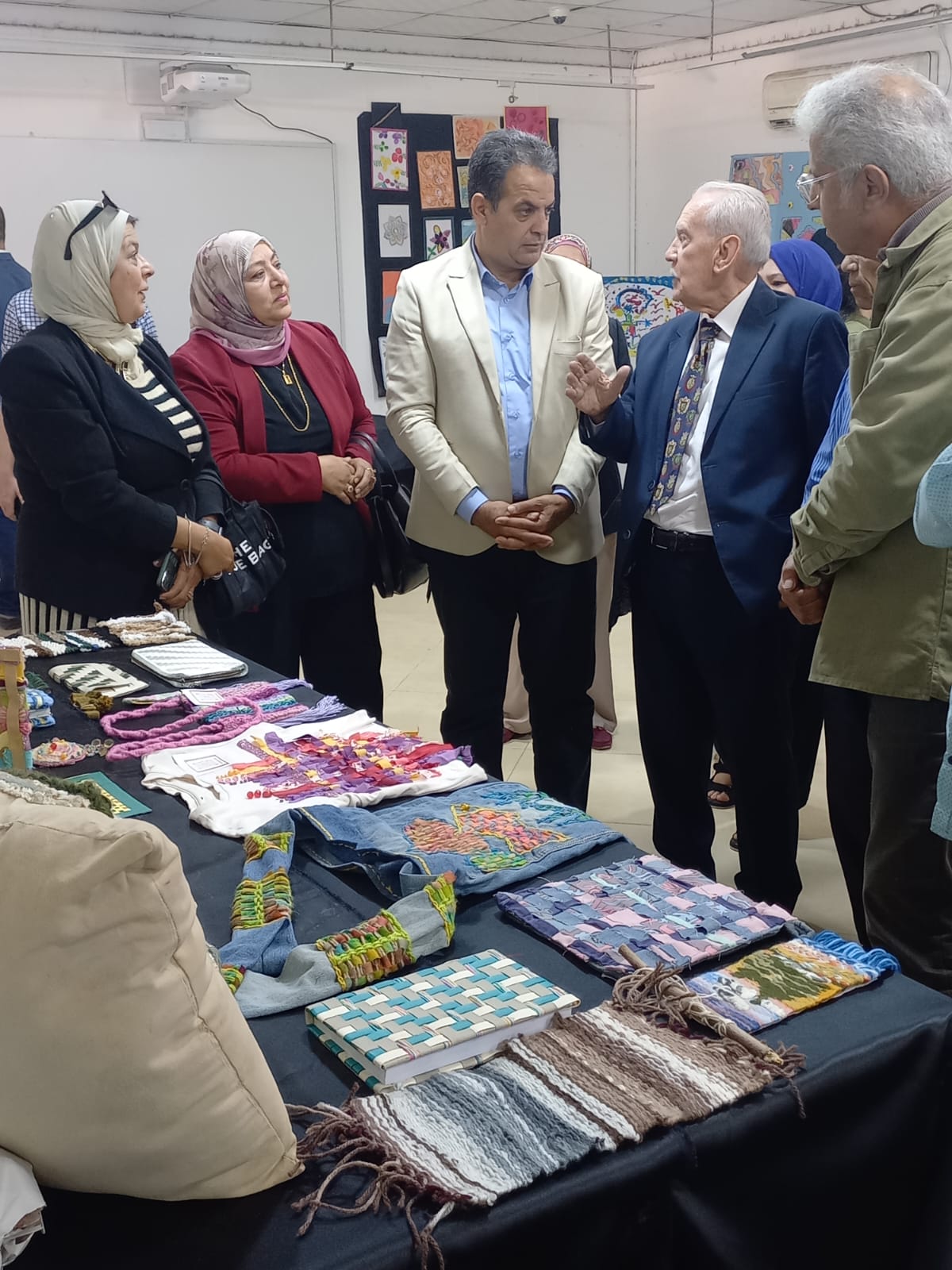 معرض بكلية التربية الفنية بجامعة العاصمة العلاج بالفن