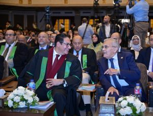 الدكتور محمد سامي عبد الصادق رئيس الجامعة