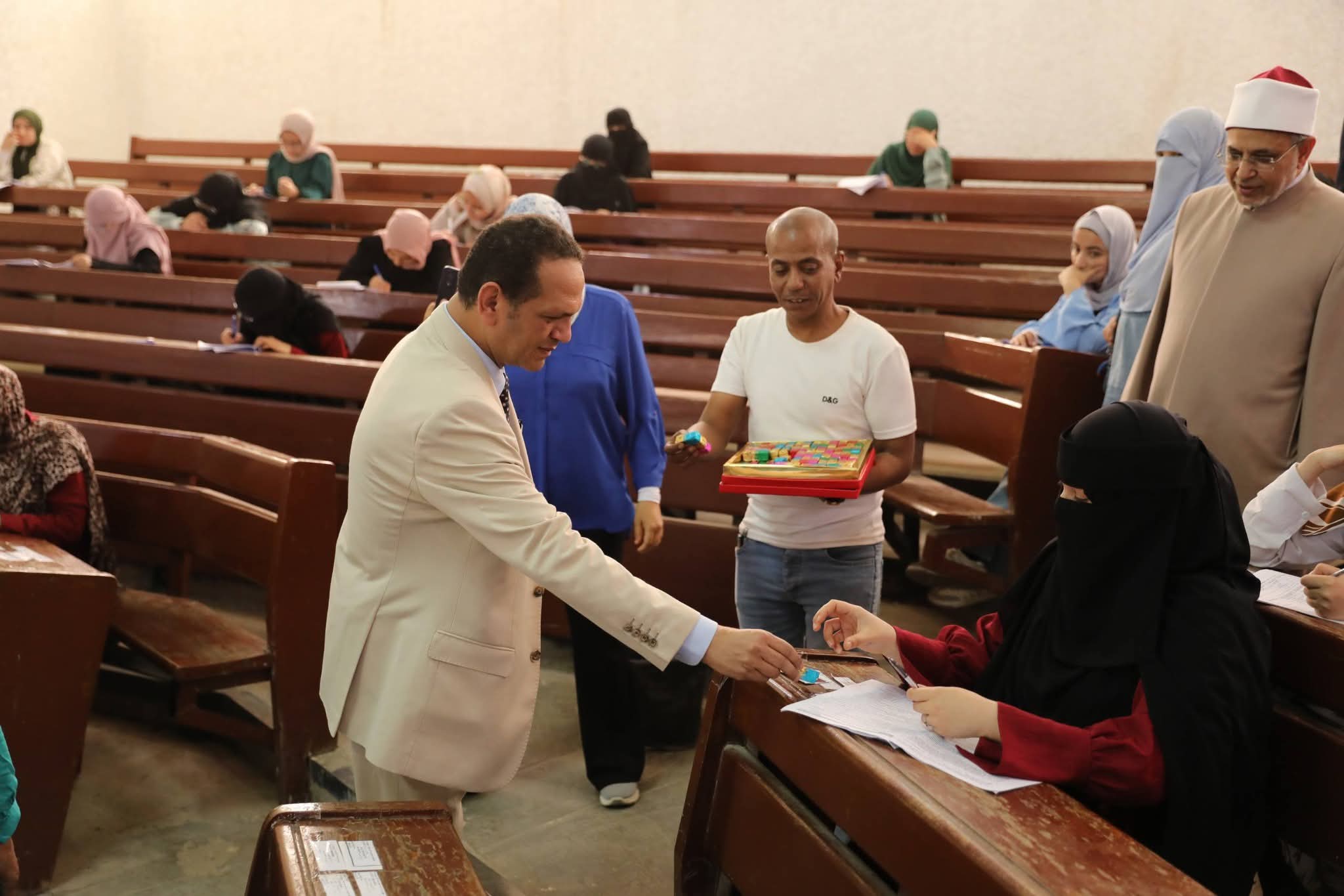 رئيس جامعة الأزهر يهنئ الطلاب بعيد الأضحى من داخل اللجان.. ويتابع انتظام الامتحانات ويوزع الشيكولاتة على الطلاب والطالبات 6 رئيس جامعة الأزهر يهنئ الطلاب بعيد الأضحى من داخل اللجان.. ويتابع انتظام الامتحانات