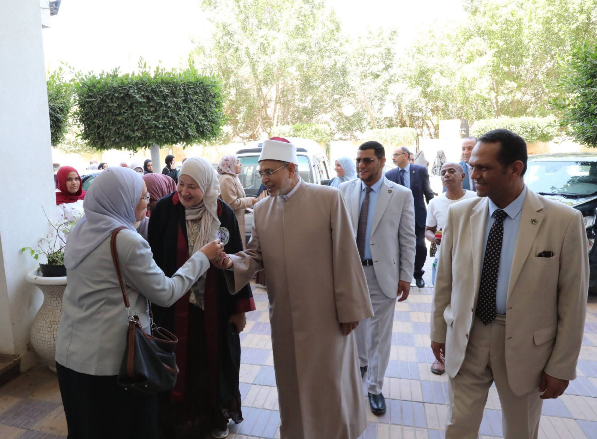 رئيس جامعة الأزهر يهنئ الطلاب بعيد الأضحى من داخل اللجان.. ويتابع انتظام الامتحانات ويوزع الشيكولاتة على الطلاب والطالبات 10 almomken.com 7b0786e4
