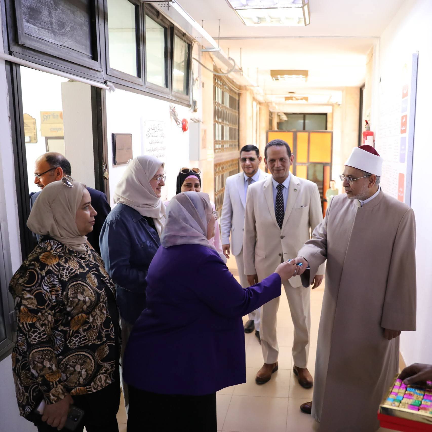 رئيس جامعة الأزهر يهنئ الطلاب بعيد الأضحى من داخل اللجان.. ويتابع انتظام الامتحانات ويوزع الشيكولاتة على الطلاب والطالبات 7 almomken.com 8f809708