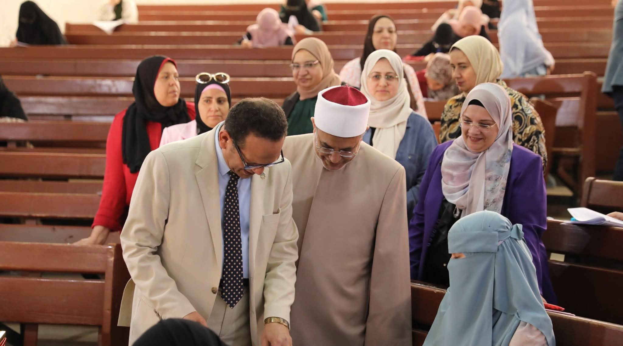 رئيس جامعة الأزهر يهنئ الطلاب بعيد الأضحى من داخل اللجان.. ويتابع انتظام الامتحانات ويوزع الشيكولاتة على الطلاب والطالبات 8 almomken.com c7911585