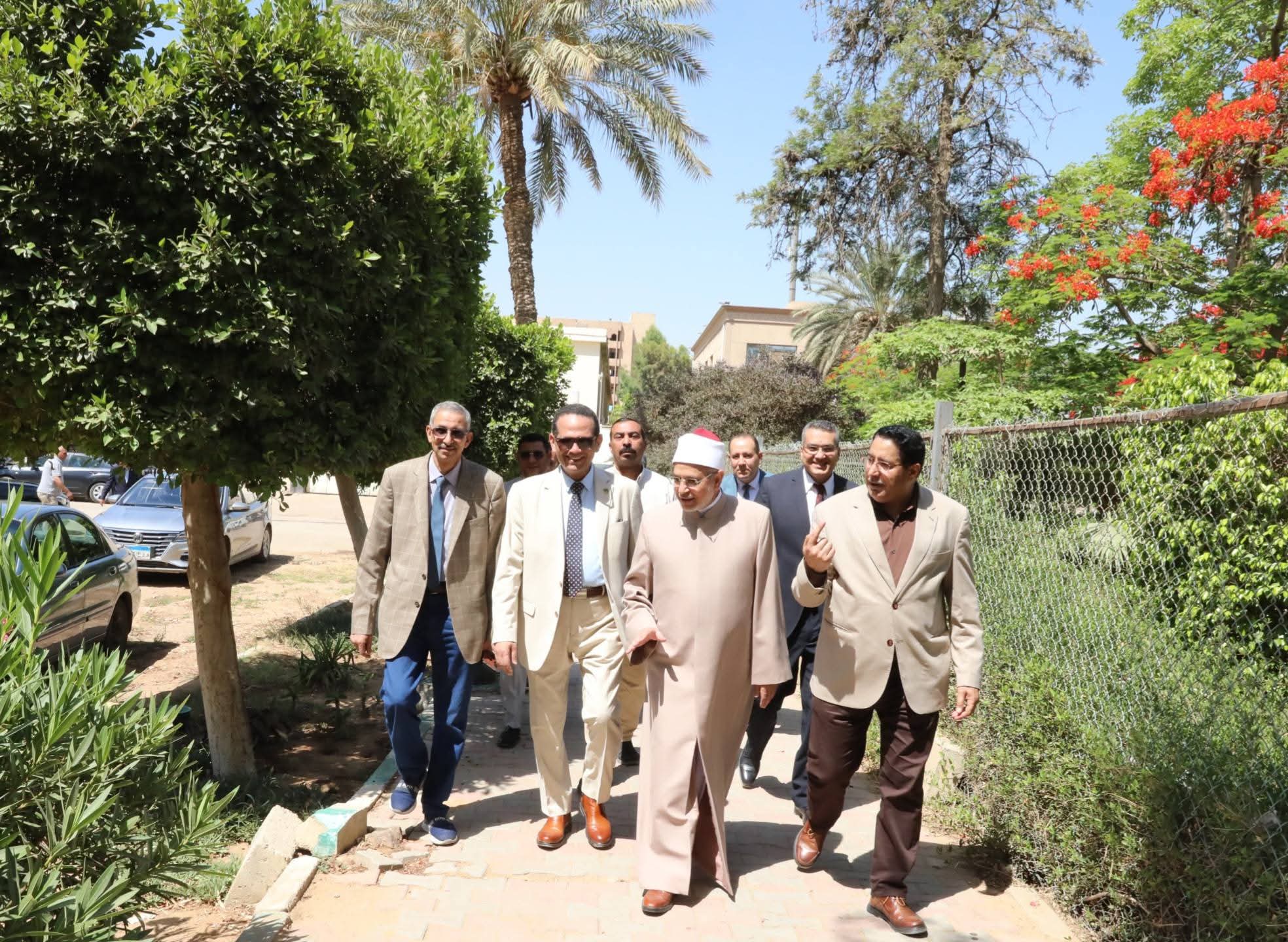 رئيس جامعة الأزهر يهنئ الطلاب بعيد الأضحى من داخل اللجان.. ويتابع انتظام الامتحانات ويوزع الشيكولاتة على الطلاب والطالبات 9 almomken.com fa18e42b