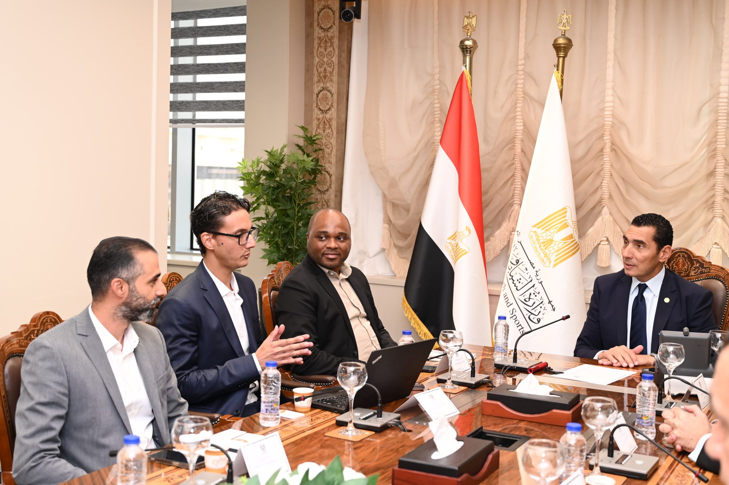 بناء الاقتصاد الرقمي والتجارة الإلكترونية، وتوفير فرص العمل