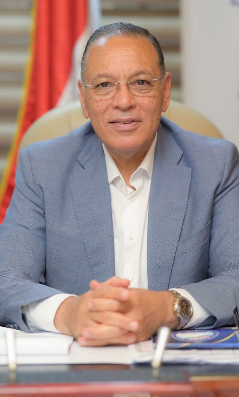 الدكتور ممدوح مصطفى غراب رئيس الجامعة