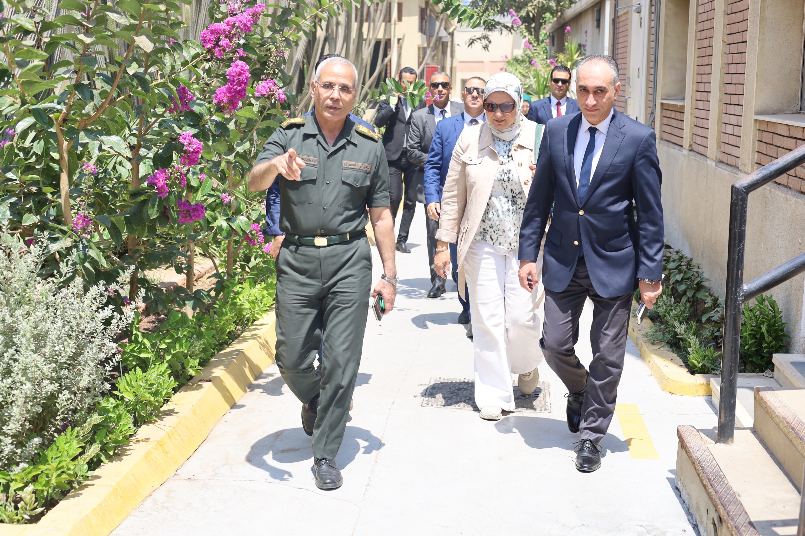 وفد من وزارة الشباب والرياضة يزور مركز البحوث الطبية والطب التجديدي لمتابعة تنفيذ مشروع الجينوم الرياضي