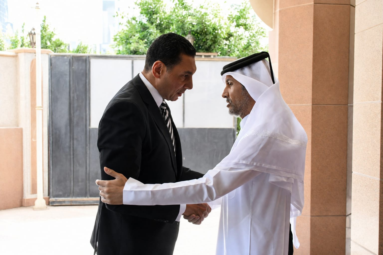 وزير الشباب والرياضة يعبرعن أحر التعازي للسفير القطري