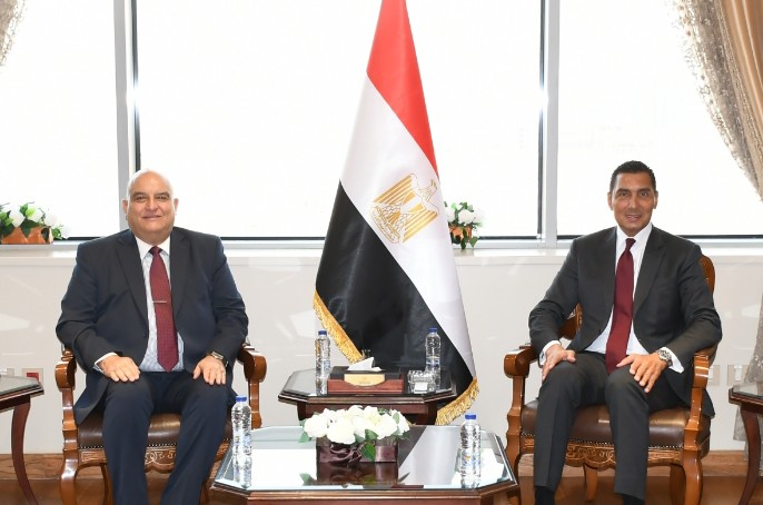 جوهر نبيل يعقد اجتماعاً مع رئيس مجلس إدارة شركة "كير للمقاولات والصيانة" لمتابعة تطوير المنشآت الشبابية والرياضية