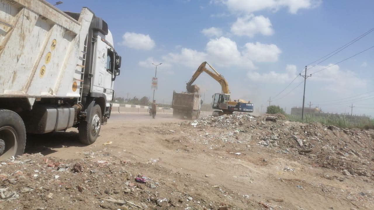 رفع ونقل 700 طن من المخلفات الصلبة ونواتج التطهير بطريق نبروه طلخا بالدقهلية 